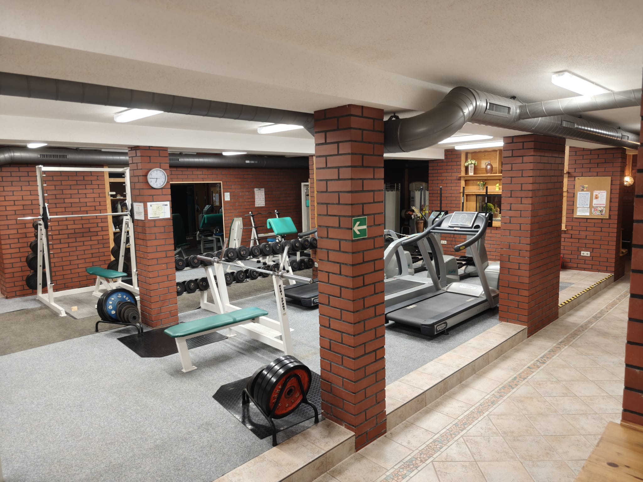 Fitnessbereich mit Geräten